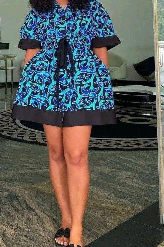 Une robe courte manches continue