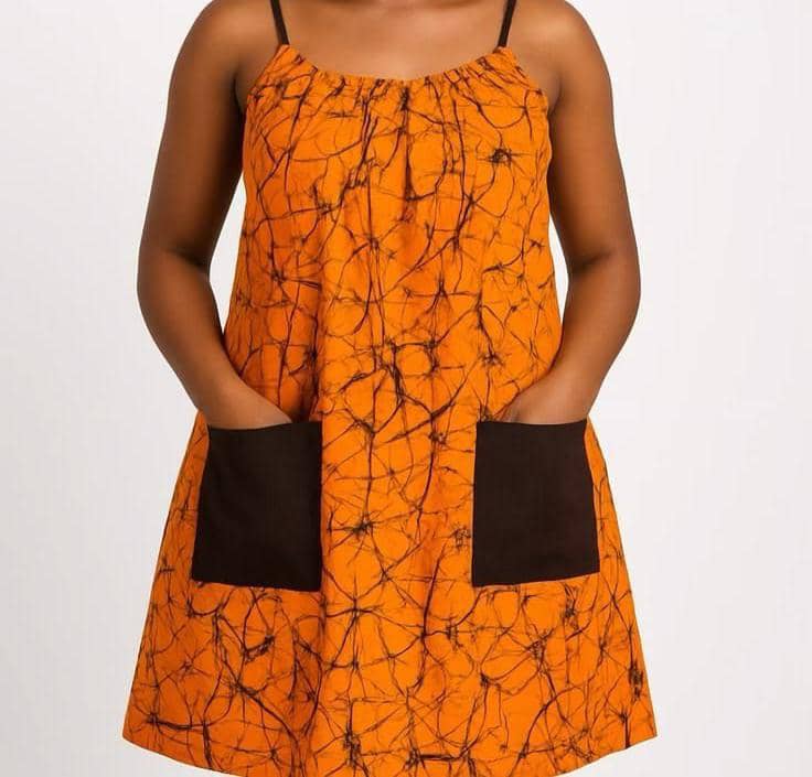 Une robe simple bras mince